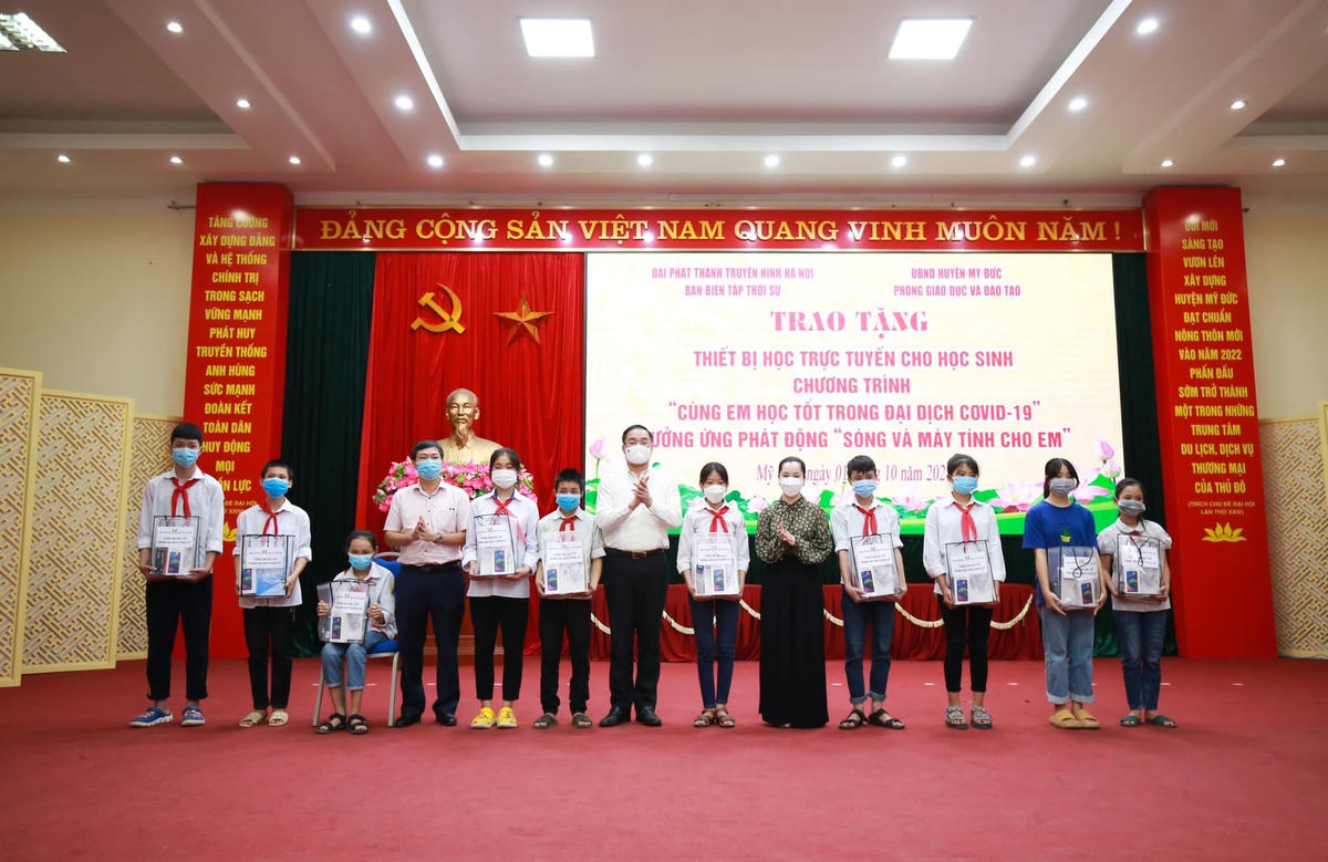 Chương trình cùng em học tốt trong đại dịch Covid-19: Tiếp sức cho các em tới trường