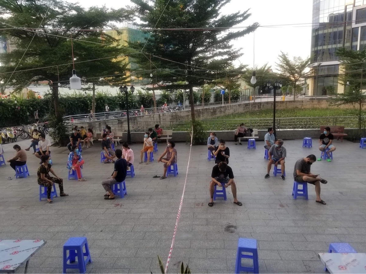 Người dân chung cư lấy mẫu xét nghiệm