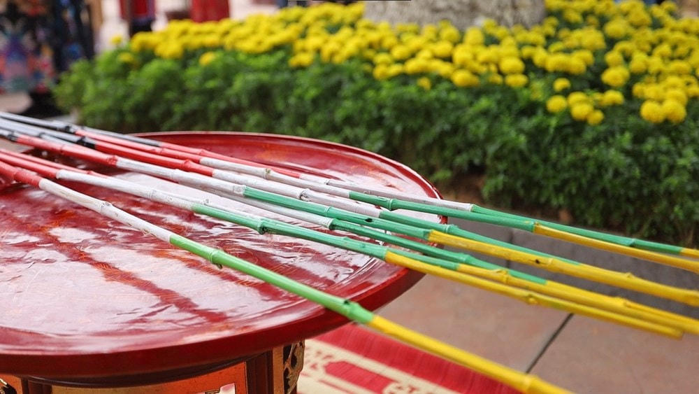 Gậy đánh trâu đất được sơn các màu đen, đỏ, trắng, xanh lục và vàng. (Ảnh: Vietnam+).