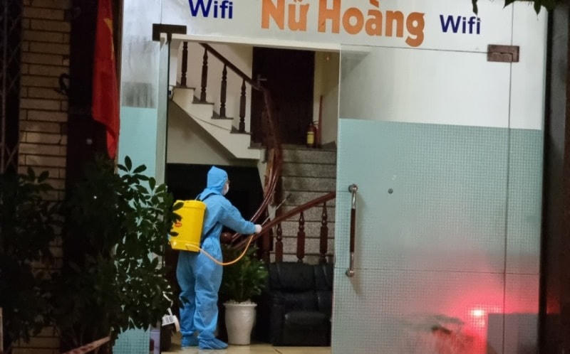  Lực lượng chức năng tiến hành phong tỏa và tổ chức phun thuốc tiêu độc khử trùng nhà nghỉ Nữ Hoàng (TP Hạ Long).