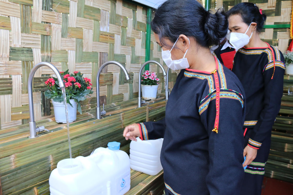Người dân buôn Sút M’đưng được dùng nước sạch bằng hệ thống lọc sử dụng năng lượng mặt trời do VCF trao tặng.