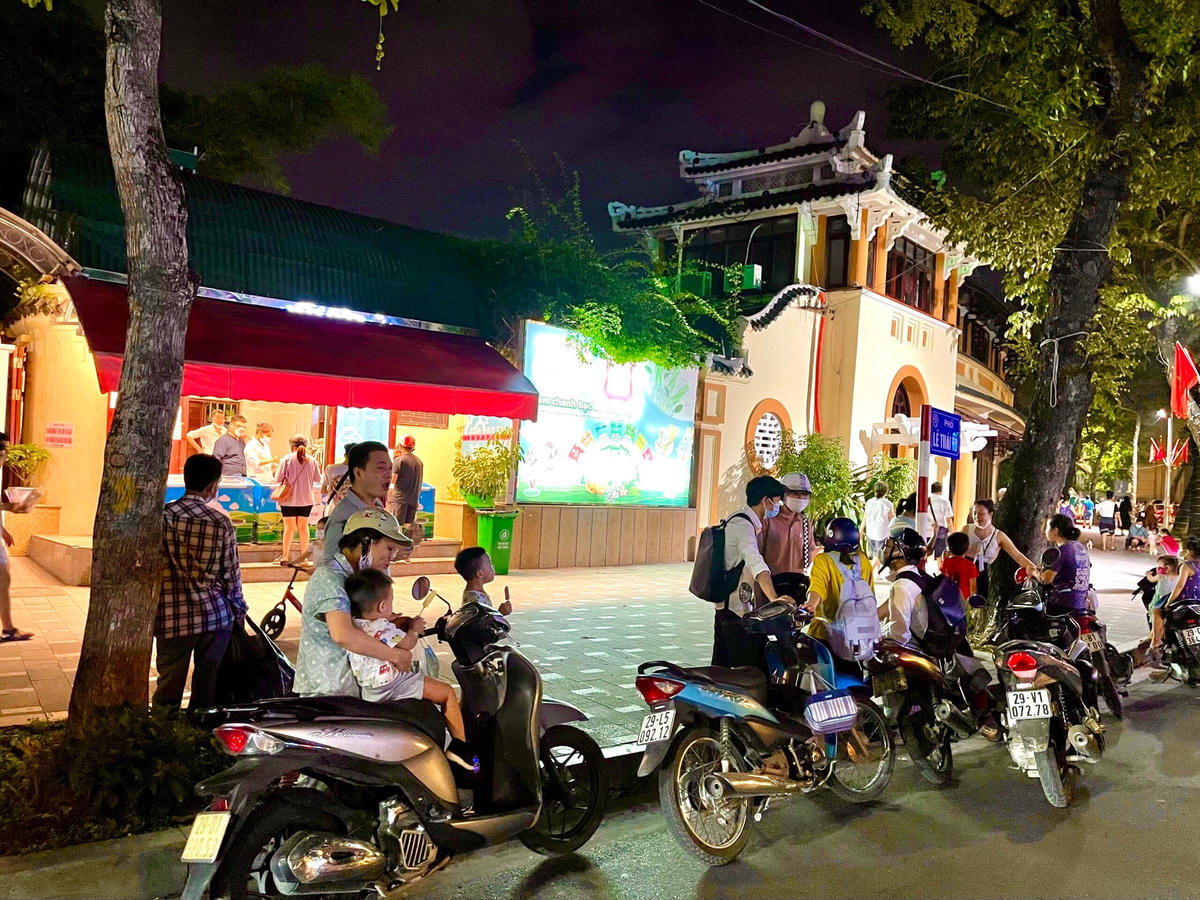 Hà Nội: Phố vẫn nhộn nhịp về đêm như chưa hề có dịch