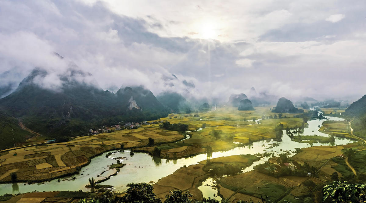 Dòng sông Quây Sơn thơ mộng bên những dải núi non hùng vĩ.