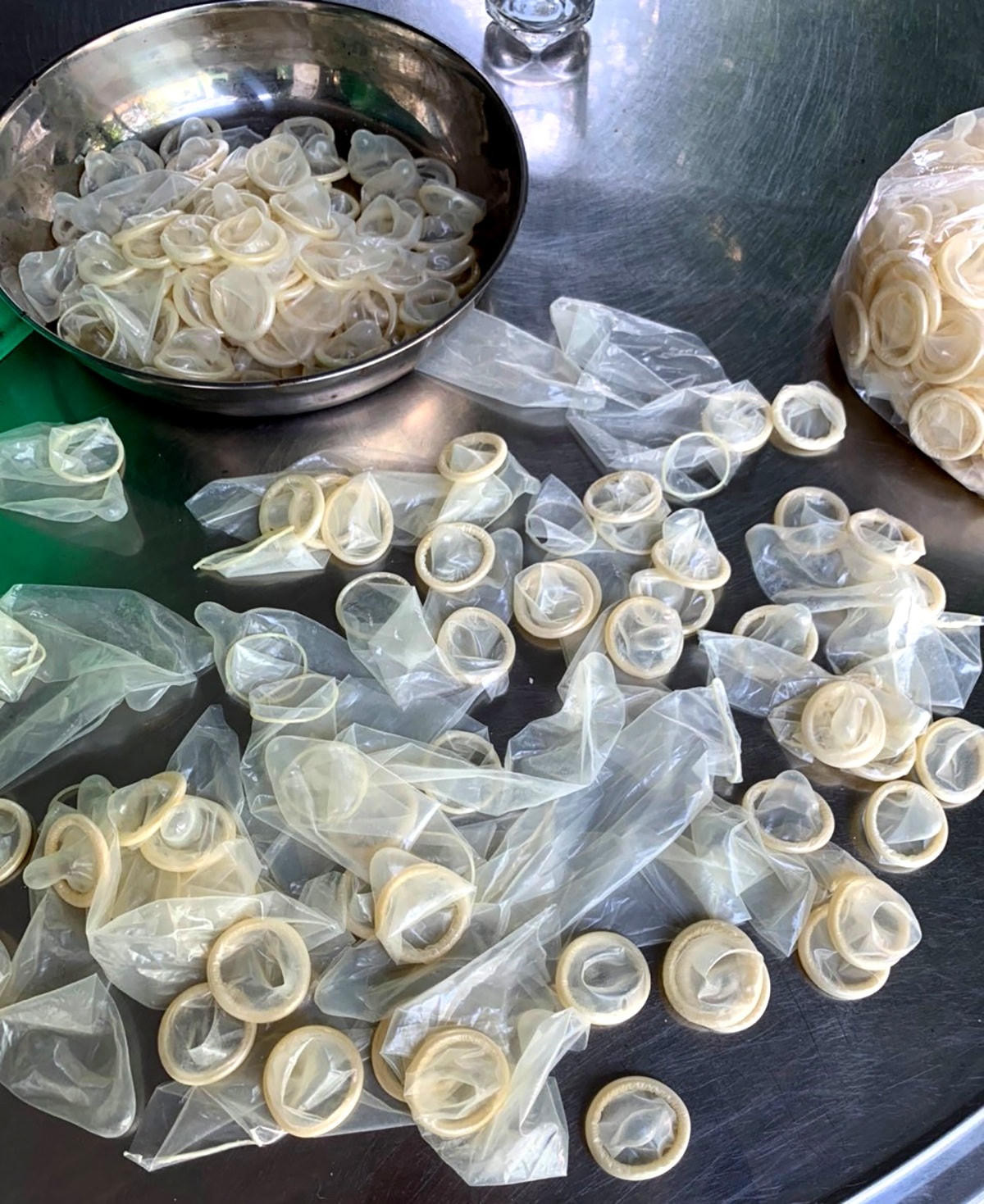 Bà Ngọc nhận gia công, tái chế bao cao su cũ với giá 4.000 đồng/kg.