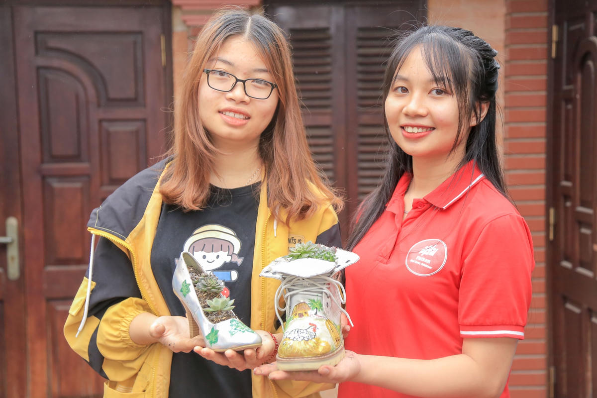 Những chiếc giày được biến thành chậu cây cảnh rồi bán cho khách hàng, lấy tiền làm từ thiện. Ảnh: L.A.