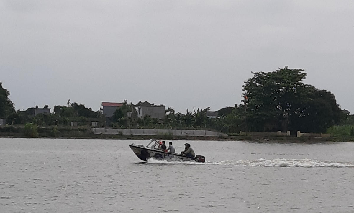 Hiện trường các phương tiện khai thác cát trộm.