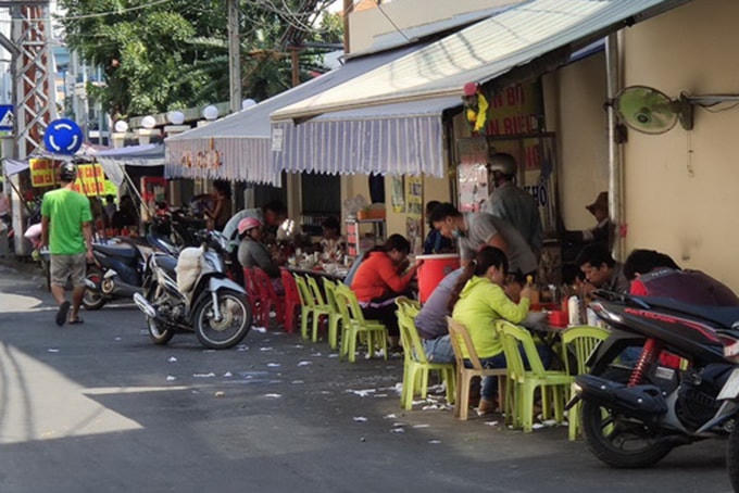 Nhiều hàng quán thiếu cảnh giác với dịch Covid-19. Ảnh: Khánh Hòa.