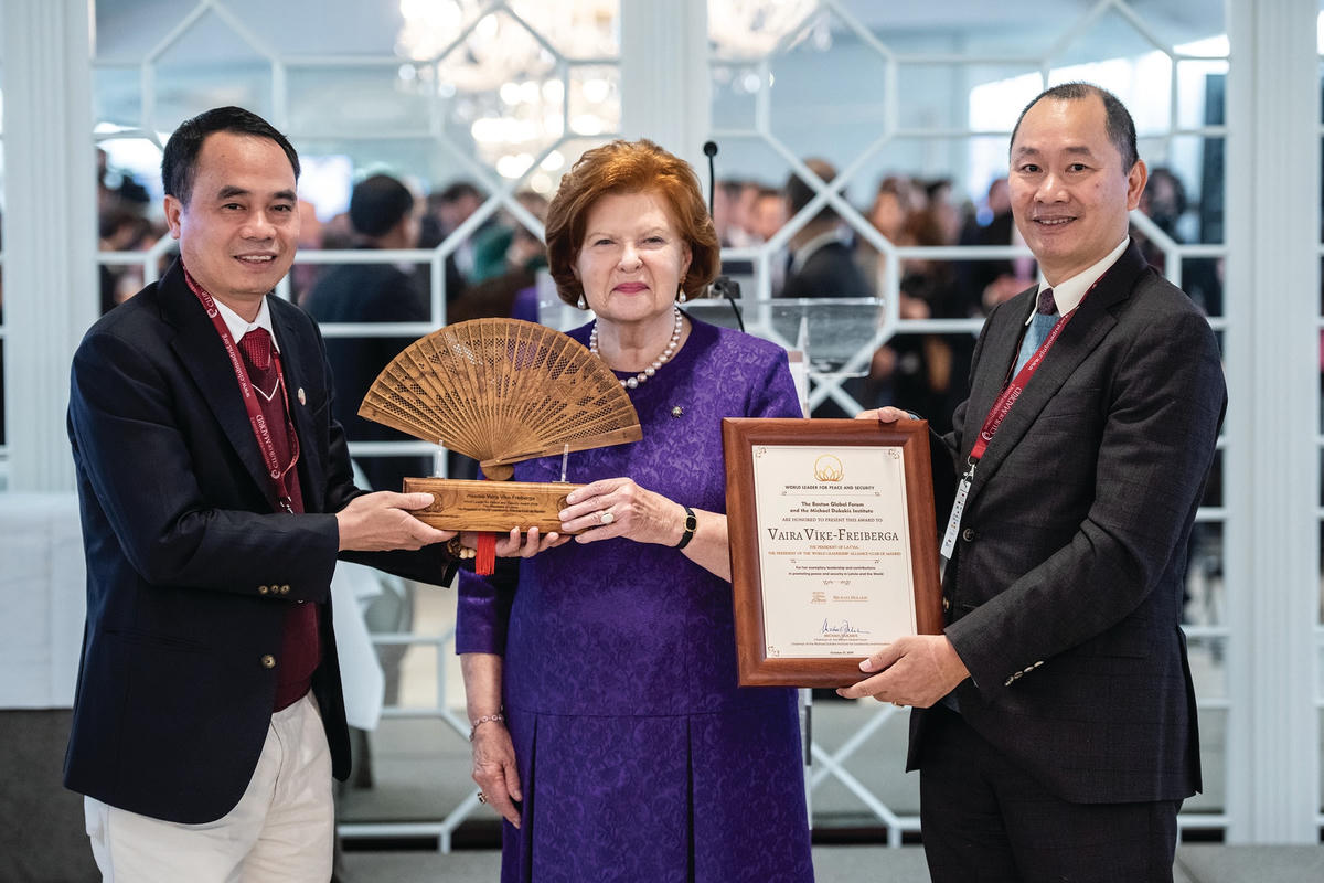 Bà Vaira Vike-Freiberga - Cựu Tổng thống Latvia, Chủ tịch Club de Madrid và ông Nguyễn Anh Tuấn - Chủ tịch Diễn đàn Toàn cầu Boston (phải) nhận tặng phẩm đặc biệt là chiếc quạt Trầm Hương từ ông Nguyễn Văn Tưởng – Chủ tịch Trầm Hương Khánh Hoà ATC.  