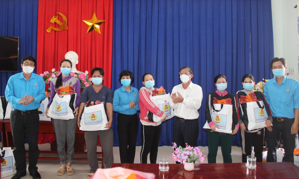 Chủ tịch Mặt trận tỉnh Khánh Hòa thăm và tặng quà cho công nhân