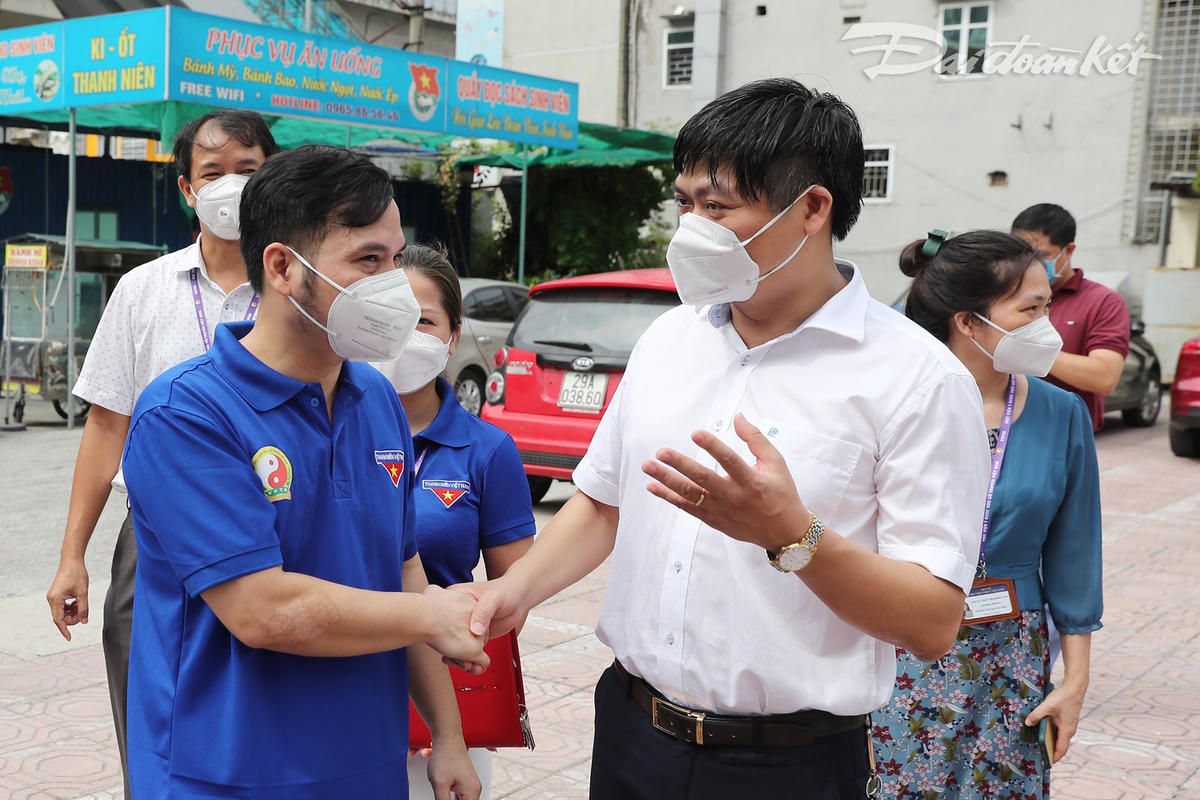 [ẢNH] ‘Đoàn quân’ Học viện Y dược học Cổ truyền Việt Nam lên đường đi TP HCM ‘chống dịch’