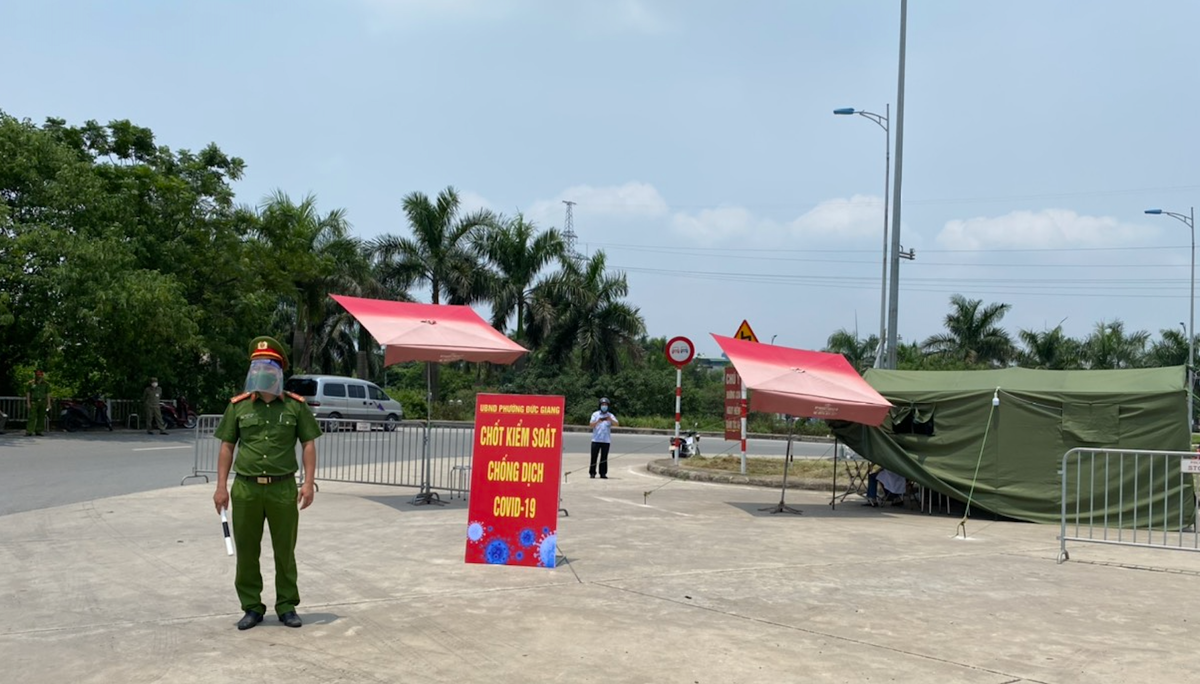 Chốt kiểm soát tại khu vực Cầu Đuống. Ảnh: Lan Anh.