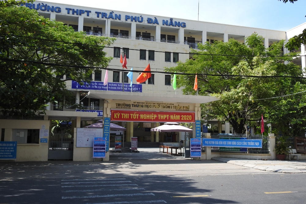 Các điểm thi trên địa bàn TP Đà Nẵng được chuẩn bị chu đáo và an toàn đón thí sinh đến làm thủ tục dự thi. Ảnh Bình Nguyên.