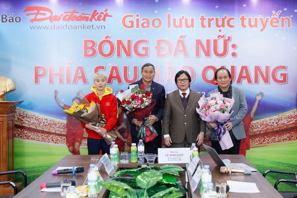 Quyền Tổng Biên tập Báo Đại Đoàn Kết Lê Anh Đạt tặng hoa HLV Mai Đức Chung và các vị khách mời tham gia tọa đàm “Bóng đá nữ: Phía sau hào quang” do Báo Đại Đoàn Kết tổ chức sáng 22/2. Ảnh: Quang Vinh.