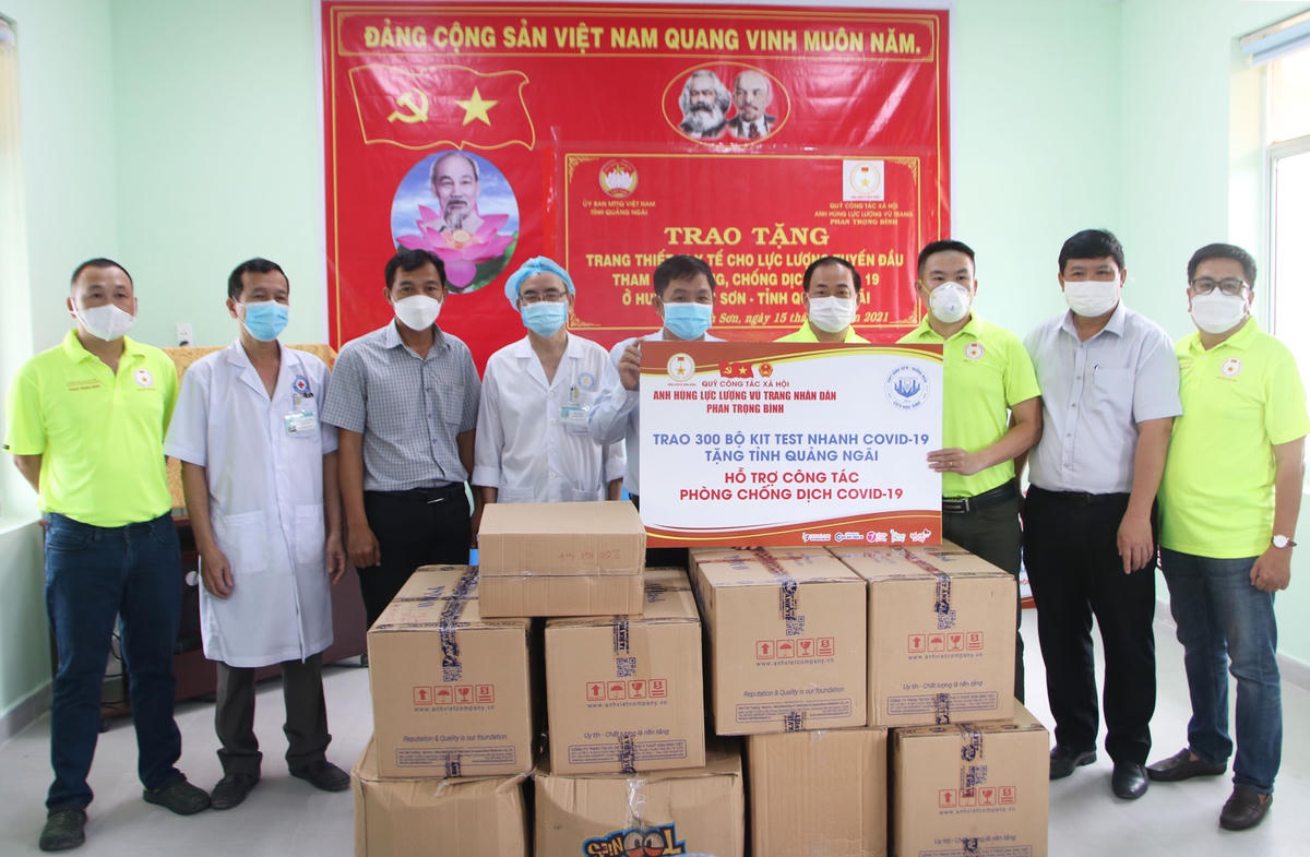 Trao tặng thiết bị y tế phòng, chống dịch Covid-19.