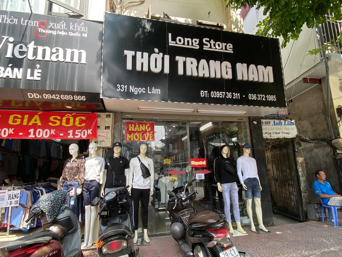 Các cửa hàng đều đưa ra nhiều chương trình khuyến mại nhằm kích cầu mua sắm của khách.