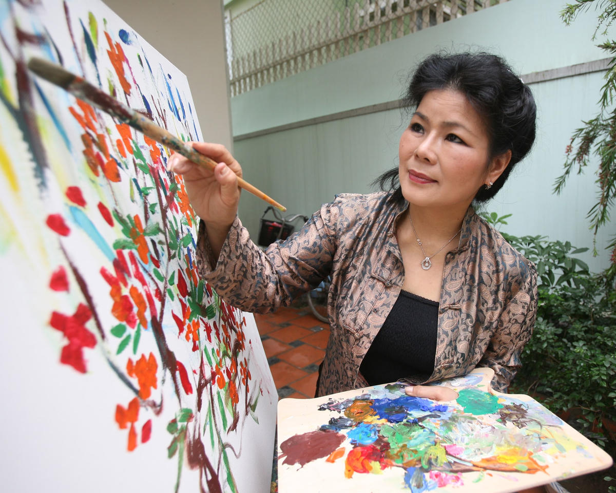 Họa sĩ Văn Dương Thành bên giá vẽ.