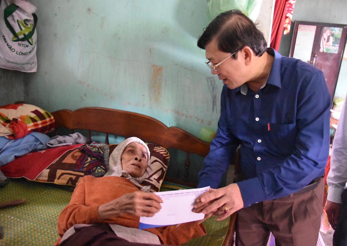 Phó Chủ tịch Nguyễn Hữu Dũng trao quà cho cụ bà bị bệnh nặng có hoàn cảnh rất khó khăn.