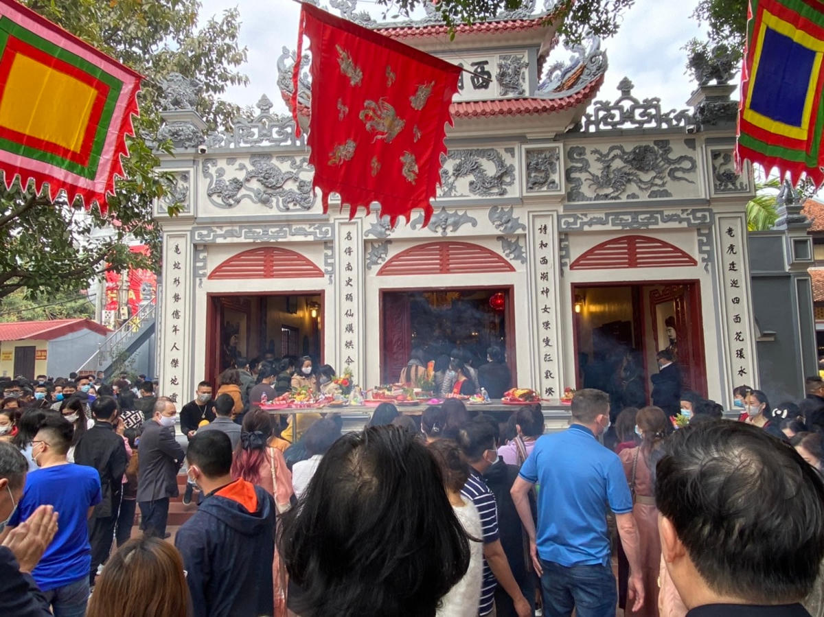 [ẢNH] Mùng 1 Tết, người dân nườm nượp đi lễ Phủ Tây Hồ