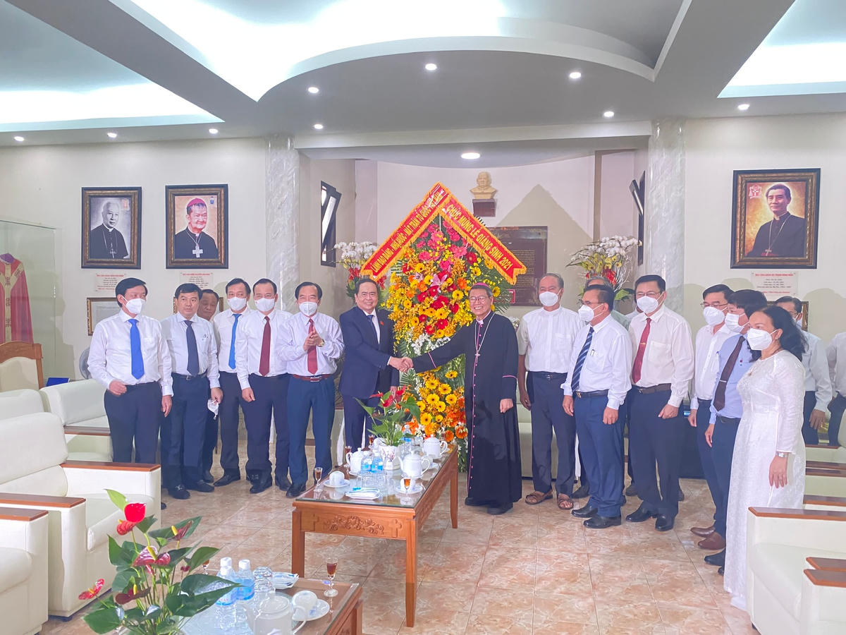 Phó Chủ tịch Thường trực Quốc hội trao lẵng hoa chúc mừng Tổng Thư ký Hội đồng Giám mục Việt Nam Nguyễn Văn Khảm.