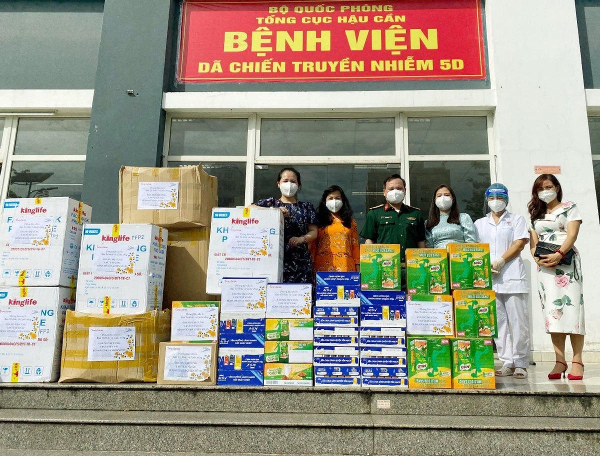 Ban tổ chức cùng các nhà hảo tâm trao quà cho đại diện Bệnh viện Dã chiến Truyền nhiễm số 5D. Ảnh: khoahocdoisong.vn.
