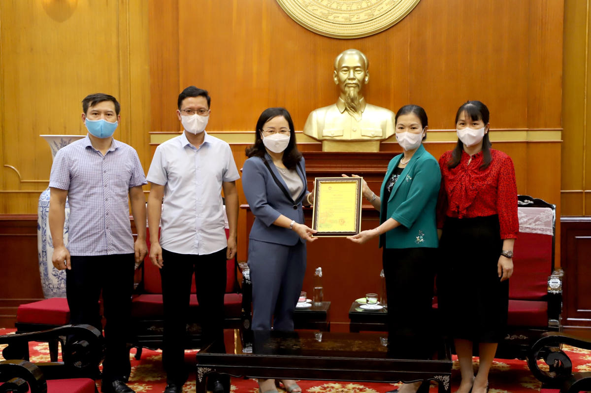 Phó Chủ tịch Trương Thị Ngọc Ánh trao thư cảm ơn ủng hộ công tác phòng, chống Covid-19.