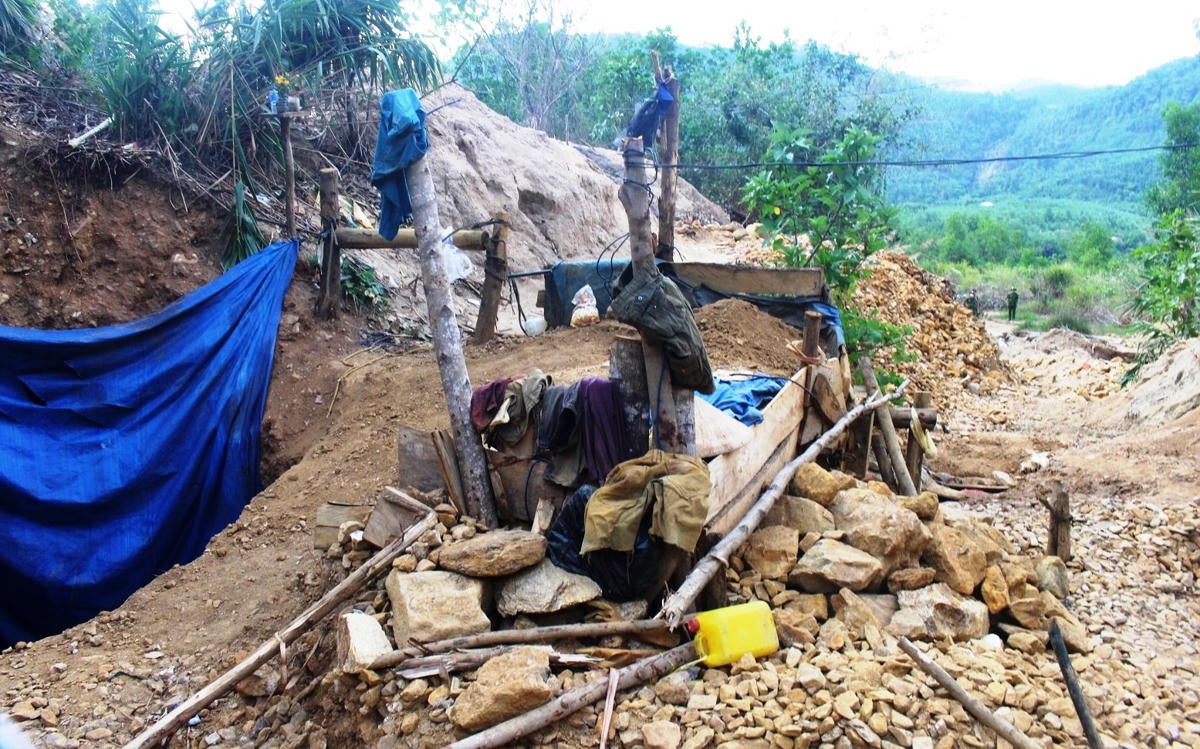 Ngổn ngang tan hoang nơi mỏ vàng Bồng Miêu.