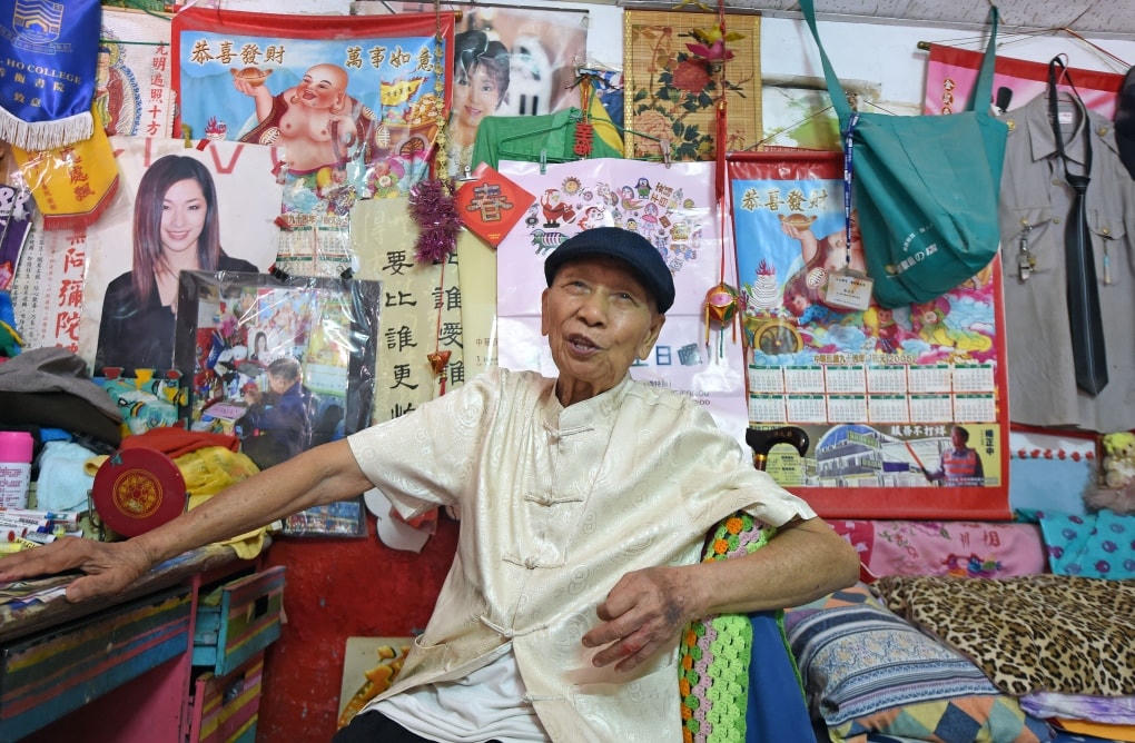 Ông Hoàng Vĩnh Phúc – “Ông Cầu vồng” của ngôi làng thần tiên ở thành phố Đài Trung, Đài Loan (Trung Quốc). Ảnh: CNN.