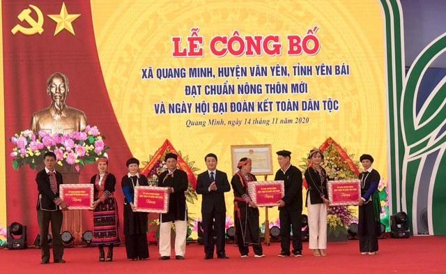 Phó Chủ tịch – Tổng Thư ký UBTƯ MTTQ Việt Nam Hầu A Lềnh đã tặng 4 suất quà (5 triệu đồng/suất) cho cả 4 thôn của xã Quang Minh.