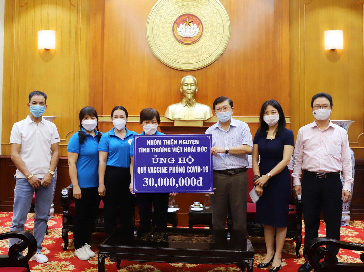 Phó Chủ tịch Nguyễn Hữu Dũng tiếp nhận ủng hộ từ Nhóm thiện nguyện tình thương Việt Hoài Đức.