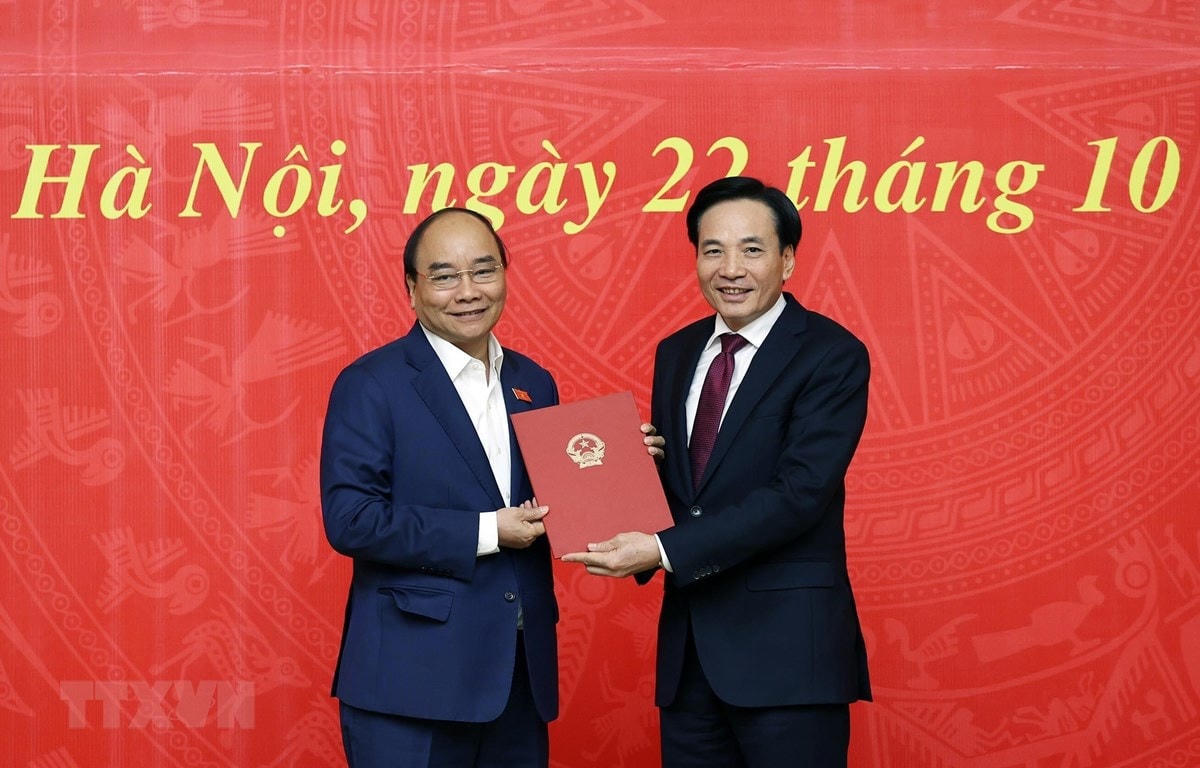 Thủ tướng Nguyễn Xuân Phúc trao quyết định bổ nhiệm Phó Chủ nhiệm VPCP cho đồng chí Trần Văn Sơn. Ảnh: TTXVN.