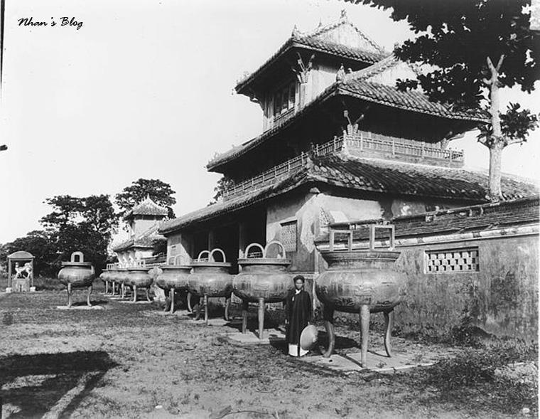 Cửu đỉnh Huế trong bưu ảnh thời xưa.  