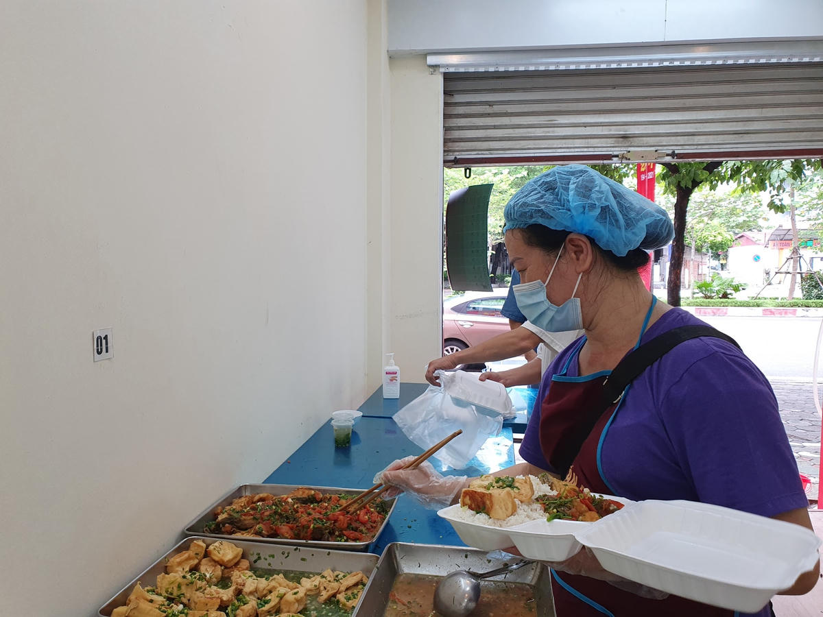 Bà Phạm Thu Thủy, bếp trưởng của dự án cho hay: "Từ khoảng 7h sáng chúng tôi đã tập hợp để chuẩn bị cho kịp 11h giờ trưa là có cơm đi phát. Người trong gia đình ban đầu cũng phản đối nhiều lắm vì lo sợ tình hình dịch bệnh. Tuy nhiên ở đây chúng tôi chấp hành rất tốt các quy định về giãn cách, không tiếp xúc với nhiều người. Tất cả hàng hóa khi giao đến đây đều được đặt ngoài cửa và chuyển khoản, hạn chế tối đa việc tiếp xúc"...