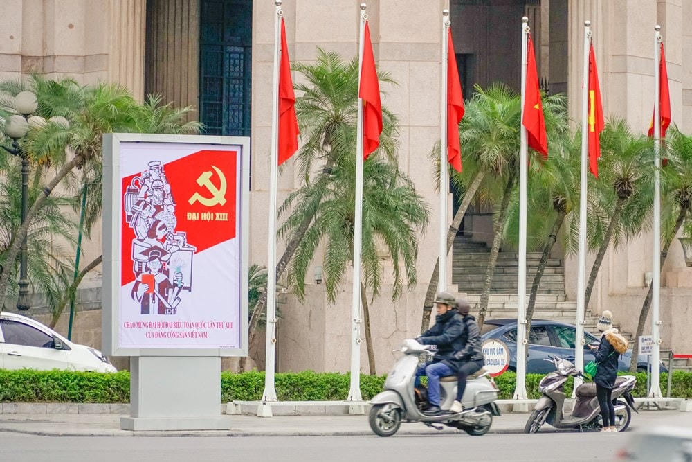 Cơ quan này cũng hoàn thành trang trí 3 cụm mô hình, biểu tượng tại các đảo giao thông, quảng trường (huy động nguồn lực xã hội hóa) ở vị trí Quảng trường trước Ngân hàng Nhà nước, Quảng trường 1/5, đảo giao thông trước trụ sở Bộ Ngoại giao. (Ảnh: Minh Hiếu/Vietnam+).