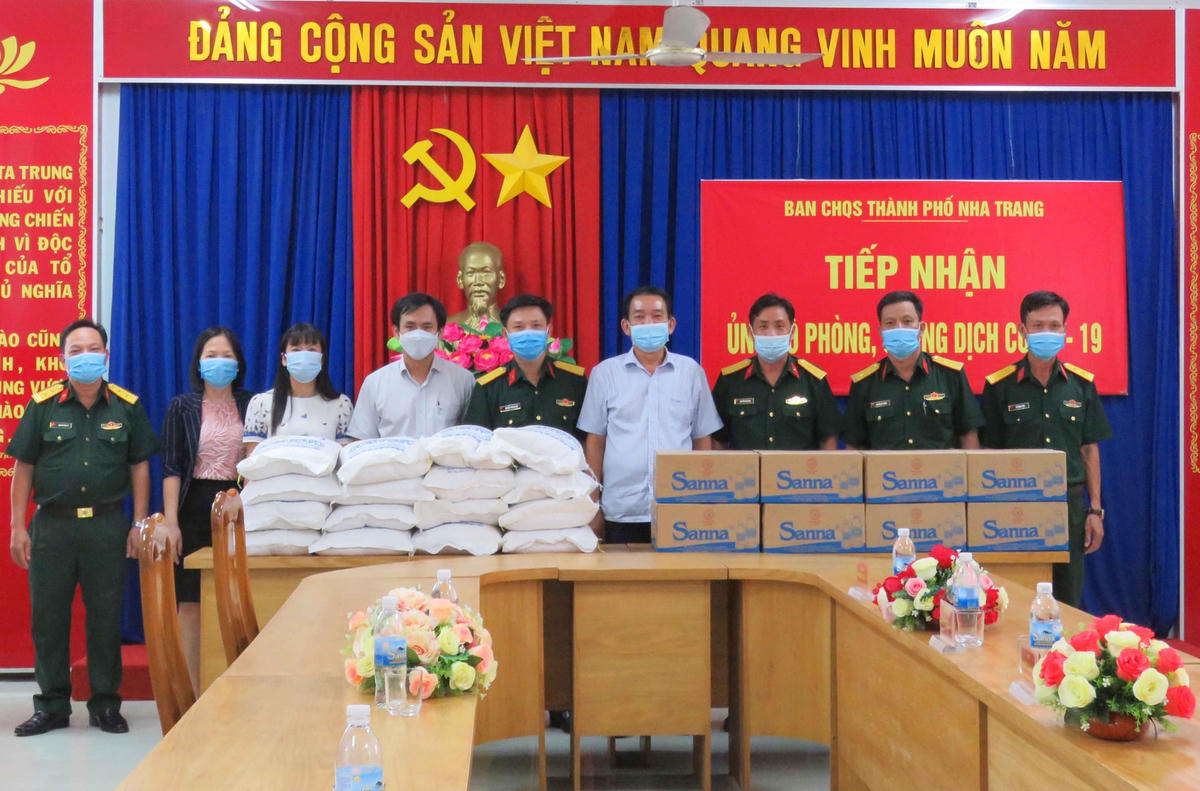 Công ty Yến sào Khánh Hòa trao tặng hiện vật cho piên chợ 0 đồng ở TP Nha Trang