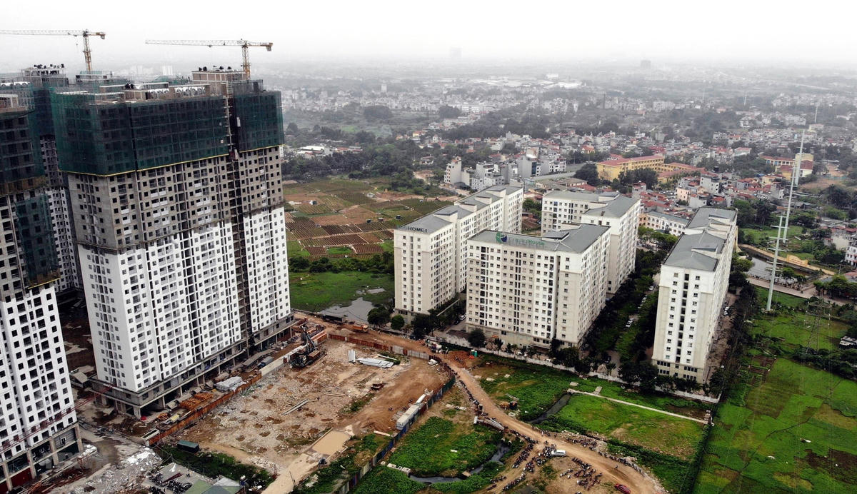 Thời gian qua, căn hộ vốn có giá bình dân đã bị đẩy lên cao khiến người thu nhập thấp càng không có cơ hội mua được nhà ở.