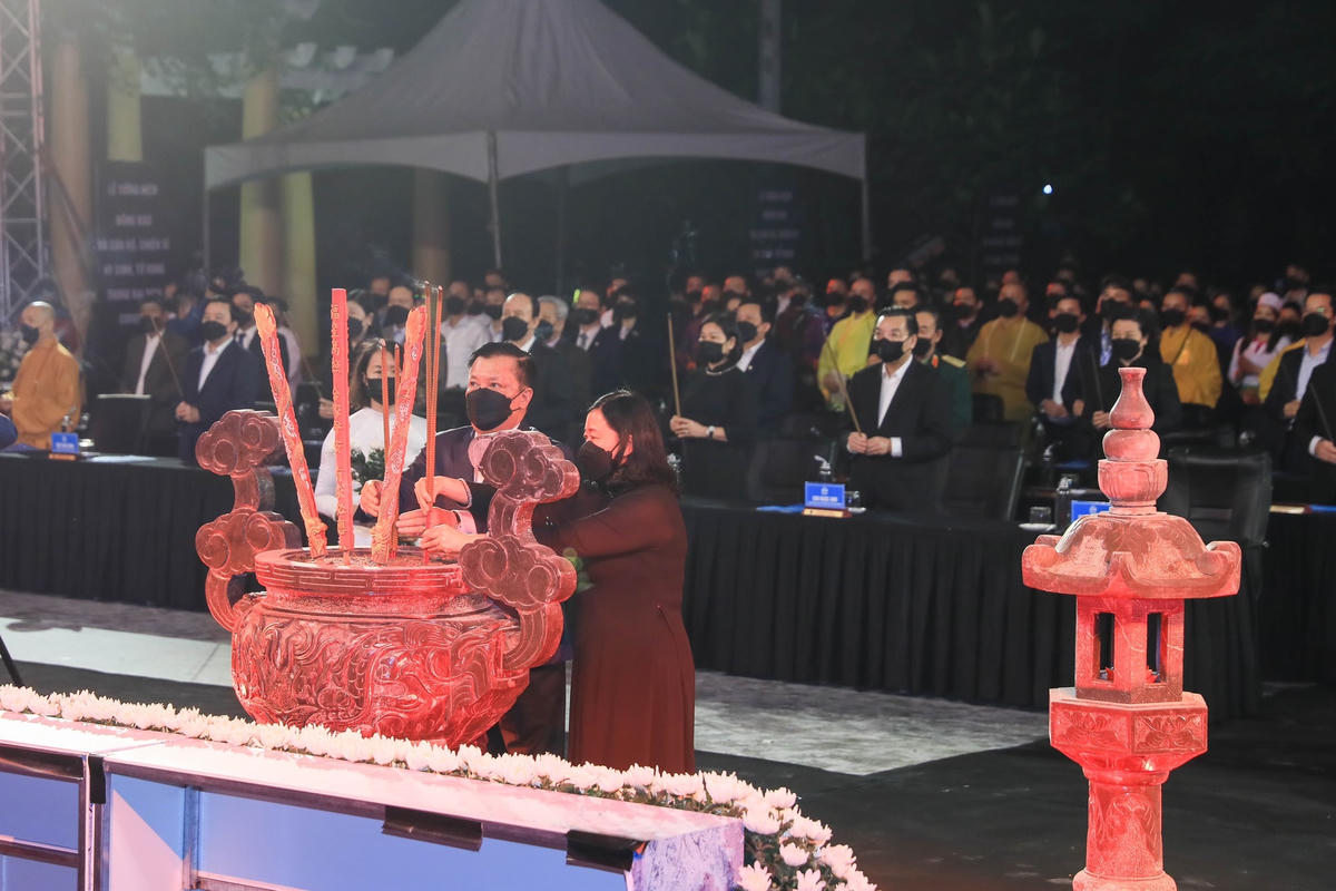 Bí thư Thành ủy Hà Nội Đinh Tiến Dũng, Trưởng ban Dân vận Trung ương Bùi Thị Minh Hoài dâng hương tưởng niệm đồng bào và cán bộ, chiến sĩ hy sinh, tử vong trong đại dịch Covid-19.