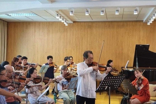 Giáo sư, nghệ sĩ violin Ngô Văn Thành sẽ hòa tấu cùng các học trò của mình trong đêm nhạc Galaxy Concert. (Ảnh: NVCC).