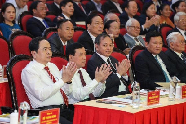 Chủ tịch Trần Thanh Mẫn cùng lãnh đạo tỉnh Thanh Hoá dự Lễ kỷ niệm 90 năm Ngày thành lập Mặt trận Dân tộc thống nhất Việt Nam. Ảnh: Quang Vinh.