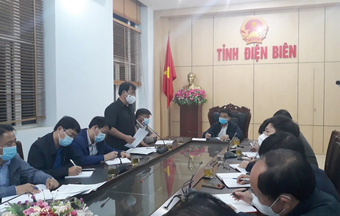Ông Vừ A Bằng, Phó Chủ tịch UBND tỉnh Điện Biên, Phó trưởng Ban chỉ đạo phòng, chống dịch Covid-19 tỉnh thông tin tình hình dịch Covid-19 trên địa bàn. Nguồn: TTXVN.