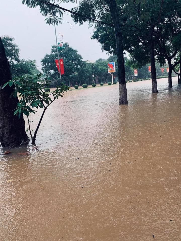 Khu vực đường Nguyễn Tất Thành (TP Vĩnh Yên) bị ngập lụt.