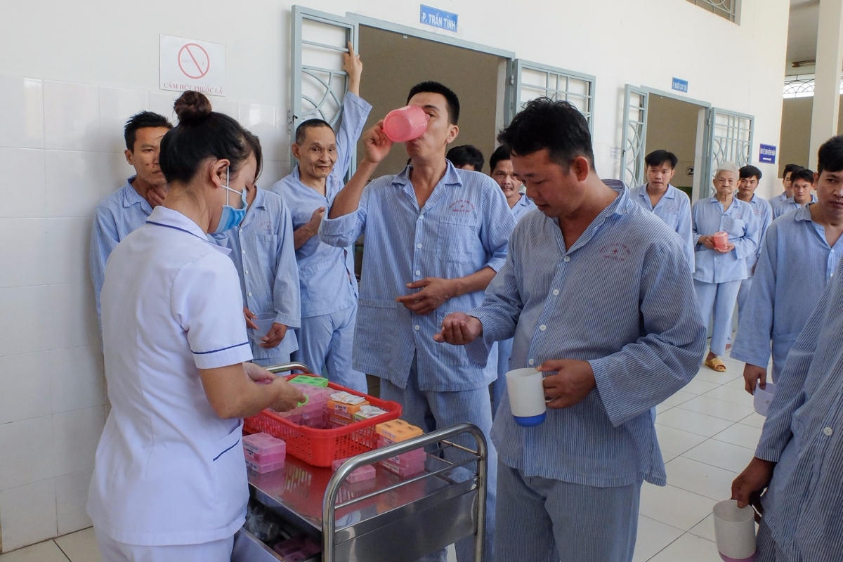 Chăm sóc người bệnh tâm thần là công việc rất vất vả.