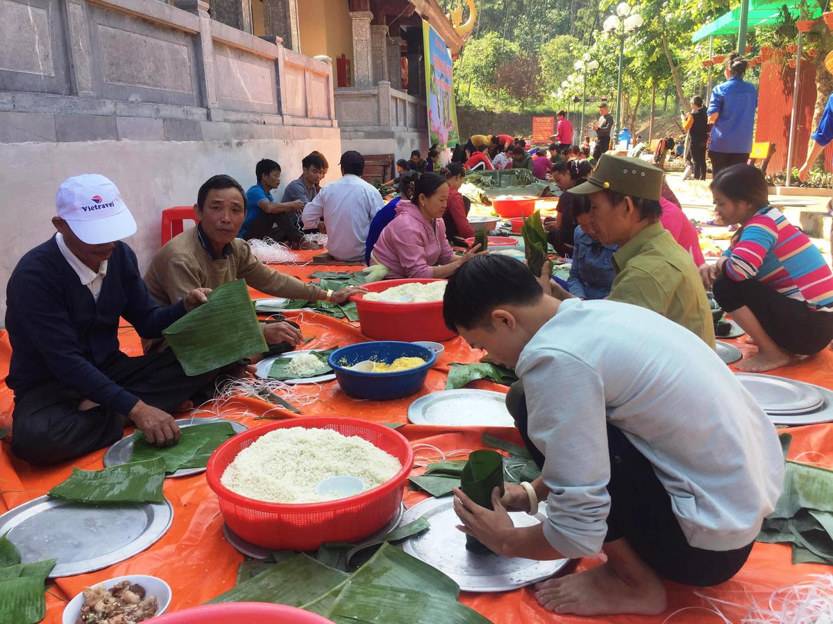Hàng trăm người dân Xuân Du cùng chung tay gói bánh.