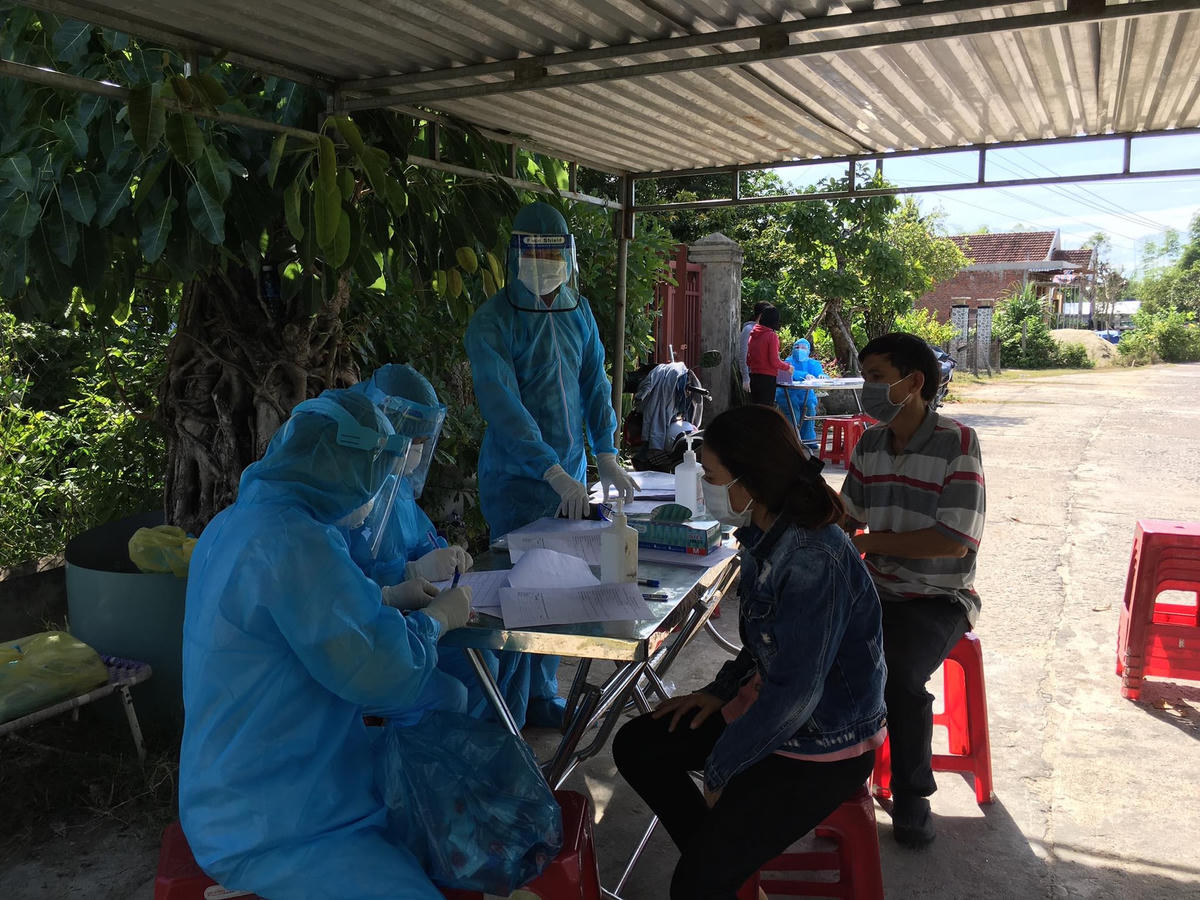 Ngành y tế Phú Ninh đang lấy mẫu xét nghiệm Covid-19 cho người dân.