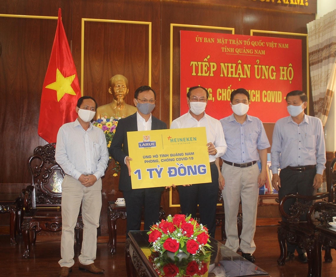 Mặt trận tỉnh Quảng Nam tiếp nhận tiền hỗ trợ phòng, chống dịch Covid-19.