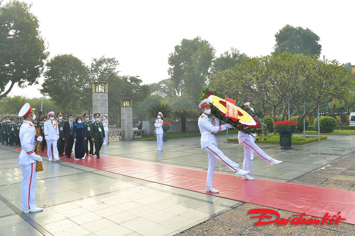 Trước đó, cùng ngày,  Phó Chủ tịch nước Đặng Thị Ngọc Thịnh và Thượng tướng Nguyễn Trọng Nghĩa, Phó Chủ nhiệm Tổng cục Chính Trị dẫn đầu đoàn đại biểu Quân đội dự Đại hội Thi đua yêu nước lần thứ X dâng hương, đặt vòng hoa các Anh hùng liệt sĩ tại Đài tưởng niệm Bắc Sơn.