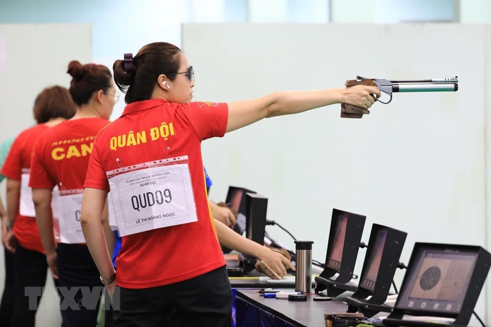 Thông qua giải đấu này ban tổ chức sẽ kiểm tra thông số, đánh giá một cách tổng quát nhất đối với các vận động viên để tuyển chọn nhân tài bổ sung cho các đội tuyển. Trong ảnh: Các vận động viên tranh tài ở nội dung 10m súng ngắn hơi nữ. (Ảnh: Thành Đạt/TTXVN).