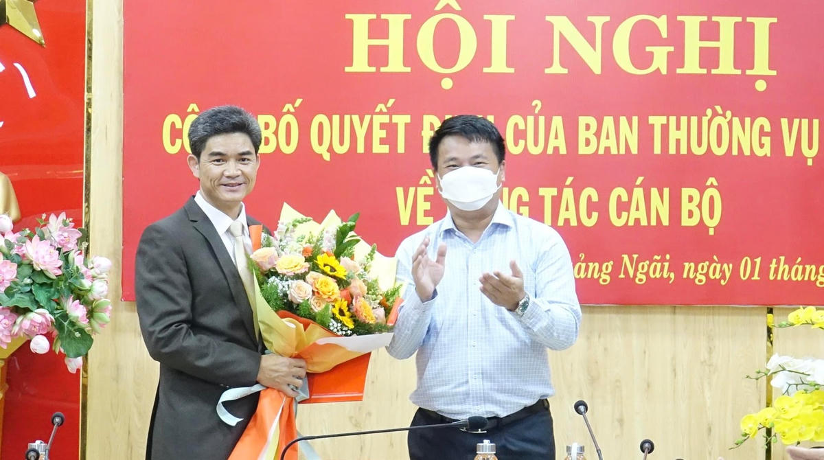 Ông Võ Văn Mai (người cầm hoa) giữ chức Phó Trưởng ban Nội chính Tỉnh ủy Quảng Ngãi.