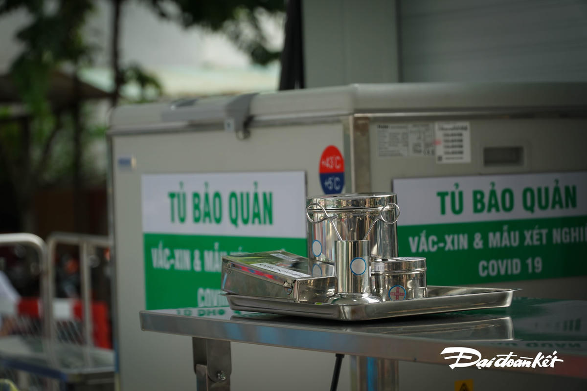 Mỗi bàn đều được bố trí dụng cụ để tiêm vaccine.