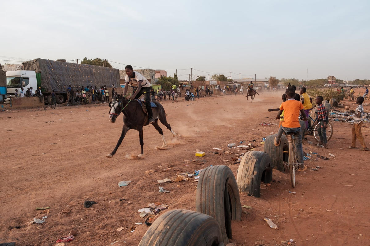 Vào những ngày đua lớn, người ta thắng và thua hàng chục ngàn franc tại các quầy cá cược. Ảnh: Guy Peterson / The Guardian.
