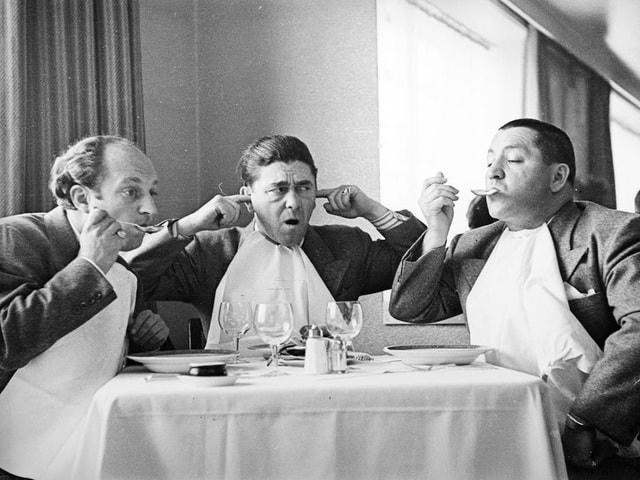 Nhóm nghệ sĩ hài người Mỹ - The Three Stooges xuất hiện trong một bức ảnh hài hước chụp năm 1939.  